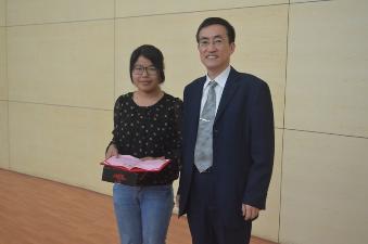 副经理庄国波教授为获奖员工代表颁奖