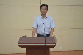 李朝祥副经理宣读征文比赛获奖员工名单